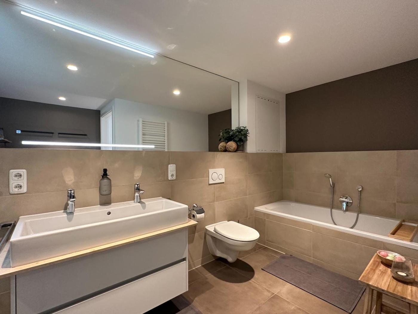 アウグスブルクTruly - Viel Platz Fuer Business & Familie - Modern, Garage, Fahrstuhlアパートメント エクステリア 写真